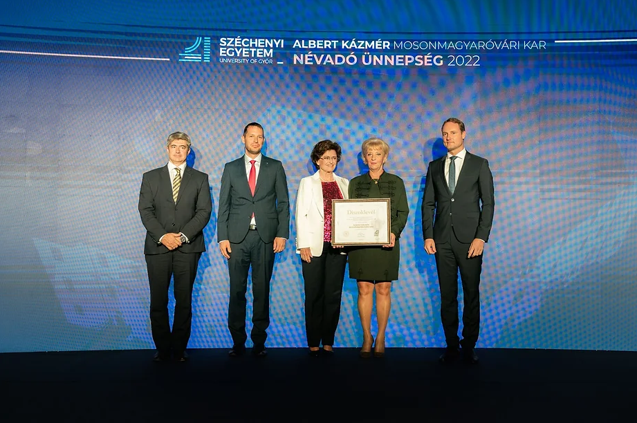 Dr. Baranyi Péter Zoltán, az egyetem rektora, dr. Kovács Zsolt, az egyetem kancellárja, dr. Knáb Erzsébet kuratóriumi elnök, dr. Szalka Éva, a mosonmagyaróvári kar dékánja és dr. Filep Bálint, az egyetem elnöke a díszoklevéllel.